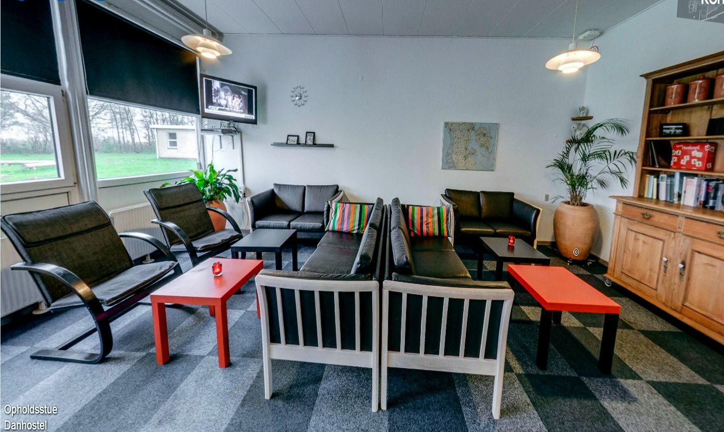 Sportzentrum Tondern Aufenthaltsraum mit Sofas, Stühlen und Tischen
