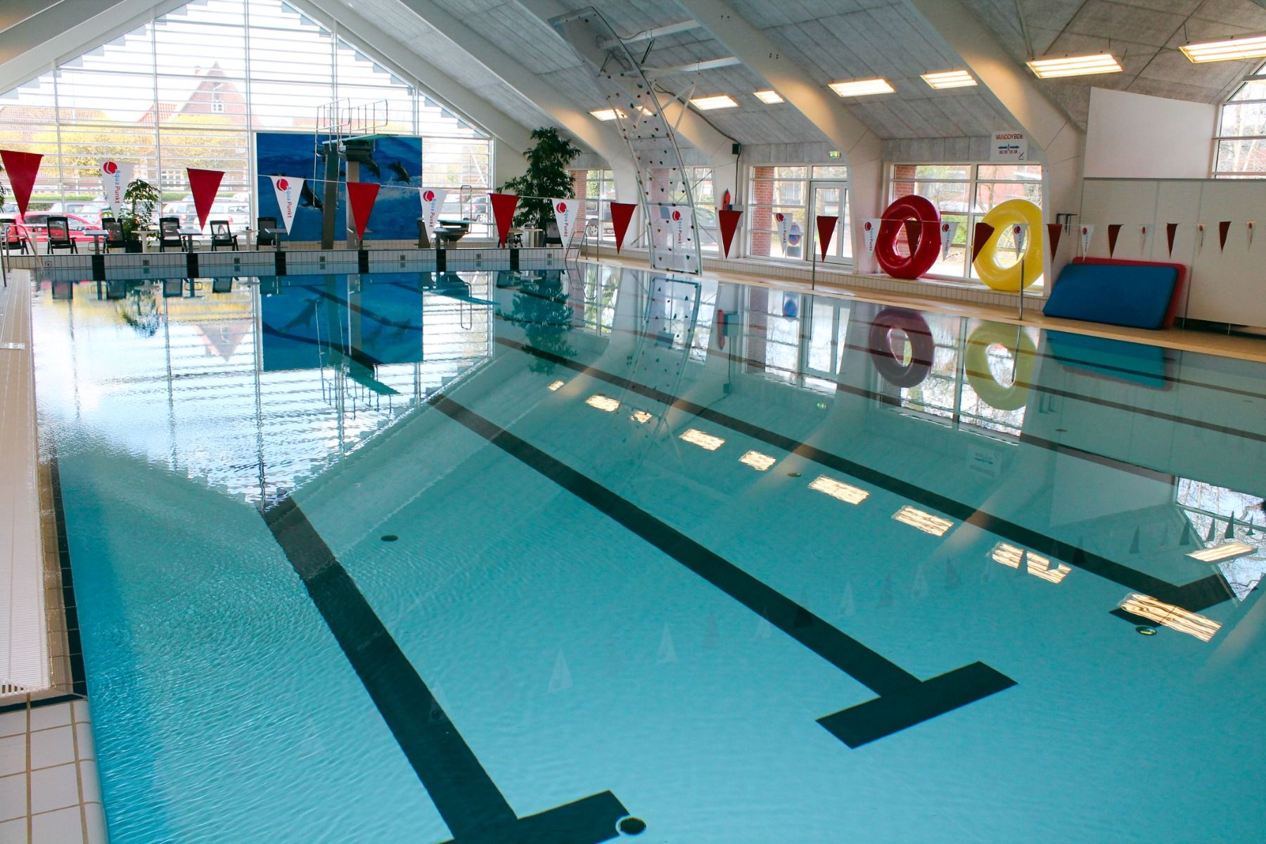 Sportzentrum Tondern Schwimmbad mit Blick zu den Startblöcken