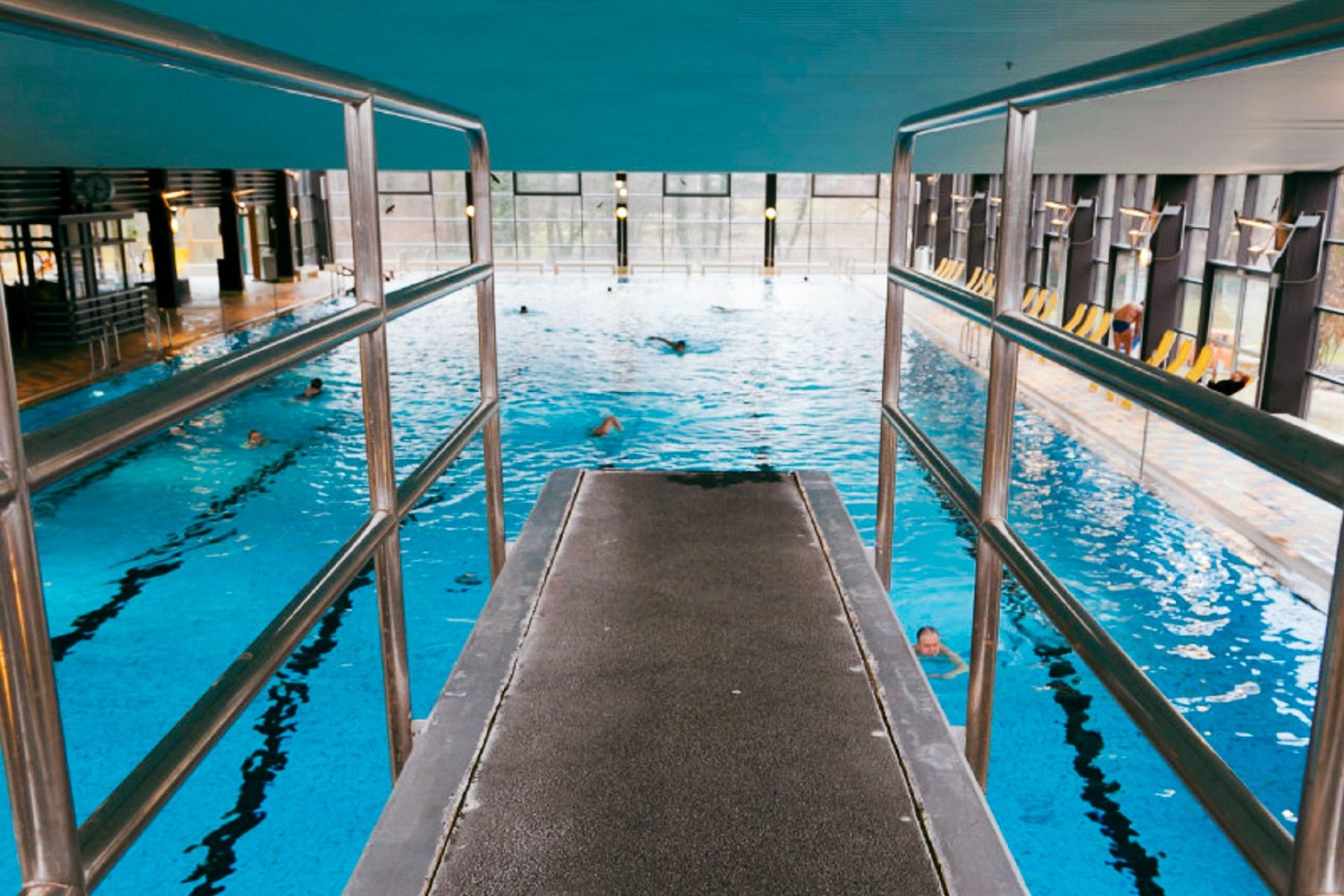 Blick vom Sprungbrett auf das Schwimmbad mit 6 Bahnen in Uelzen