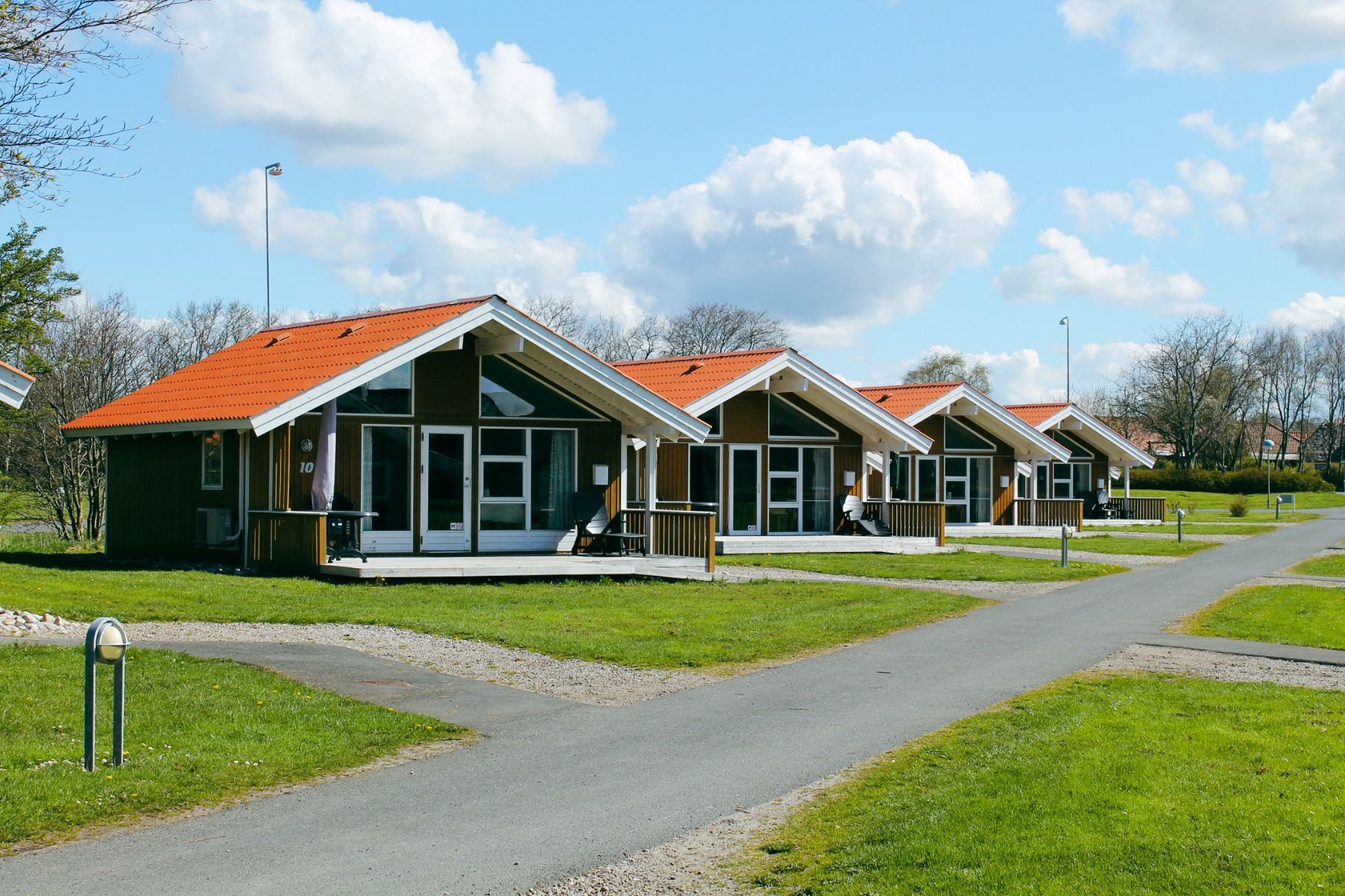 Sport- und Freizeitzentrum Skaerbaek Vier Bungalows versetzt in einer Reihe
