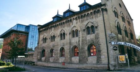 Außenansicht des altertümlichen Gebäudes des Hotel Fronveste in Meiningen, Thüringen