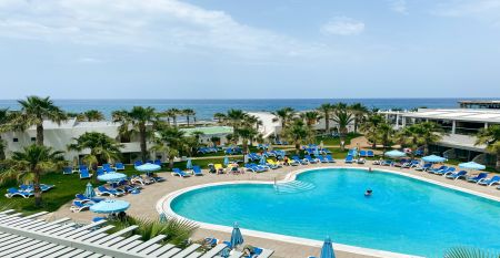Luftaufnahmen der großen Hotelanlage des Lyttos Beach Hotel mit mehreren Pools und Lage direkt am Meer