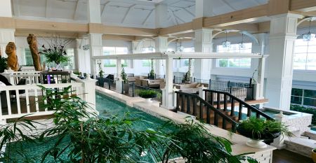 Weitläufige Empfangshalle des Titanic Deluxe Hotels mit stilvollen Sitzbereichen und hochwertigem Design.