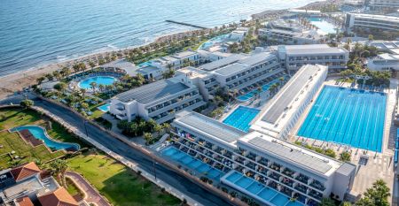 Luftaufnahmen der großen Hotelanlage des Lyttos Beach Hotel mit mehreren Pools und Lage direkt am Meer