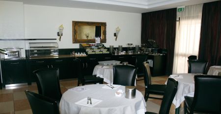 Außenansicht des Montresor Hotel Palace in Verona mit modernem Gebäude und stilvollem Design