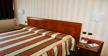 Außenansicht des Montresor Hotel Palace in Verona mit modernem Gebäude und stilvollem Design