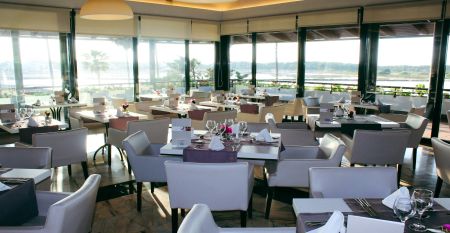 Eleganter Eingangsbereich des Hotels Blau Club mit einem Springbrunnen, gepflegten Hecken und moderner Architektur.