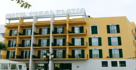 Außenansicht des Hotels Coral Platja am Tag mit Schriftzug und Balkonen.