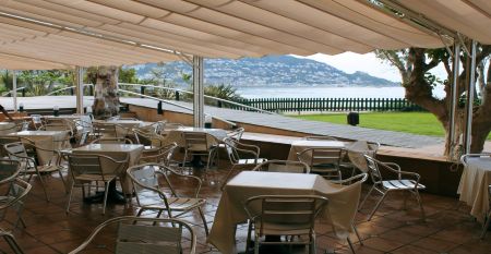 Außenansicht des Hotels Coral Platja am Tag mit Schriftzug und Balkonen.