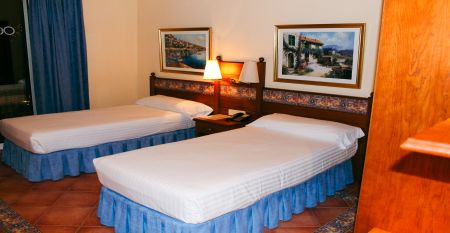 Außenansicht des Hotels Coral Platja am Tag mit Schriftzug und Balkonen.