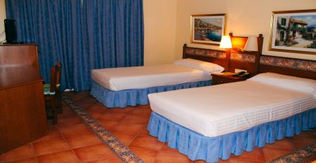 Außenansicht des Hotels Coral Platja am Tag mit Schriftzug und Balkonen.