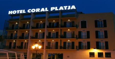 Außenansicht des Hotels Coral Platja am Tag mit Schriftzug und Balkonen.