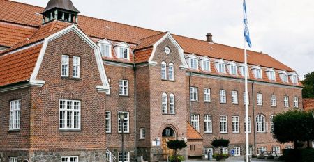 Danhostel Esbjerg Aussenansicht mit Grünanlage und Terrasse