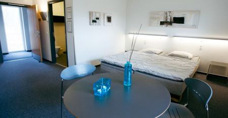 Danhostel Esbjerg Aussenansicht mit Grünanlage und Terrasse