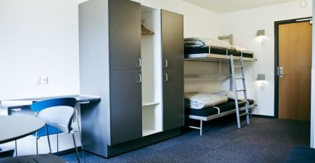 Danhostel Esbjerg Aussenansicht mit Grünanlage und Terrasse