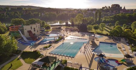 Frontansicht des Grand Hotel Primus Terme Ptuj mit gepflegtem Rasen und Blumen.