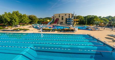 Frontansicht des Grand Hotel Primus Terme Ptuj mit gepflegtem Rasen und Blumen.