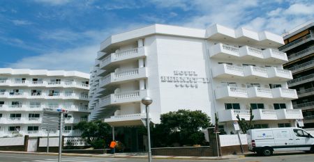 Außenansicht des Hotels Bernat II, ein weißes Gebäude mit Balkonen unter einem blauen Himmel.