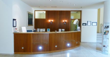 Außenansicht des eleganten Hotels Bristol in Opatija, mit kunstvoll verzierten Balkonen und klassischer Architektur