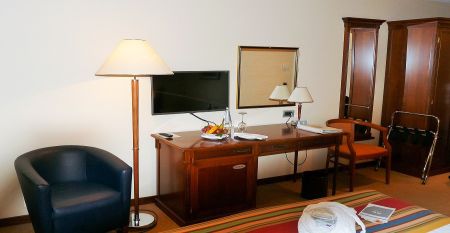 Außenansicht des eleganten Hotels Bristol in Opatija, mit kunstvoll verzierten Balkonen und klassischer Architektur