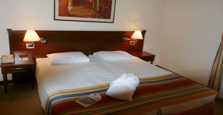 Außenansicht des eleganten Hotels Bristol in Opatija, mit kunstvoll verzierten Balkonen und klassischer Architektur