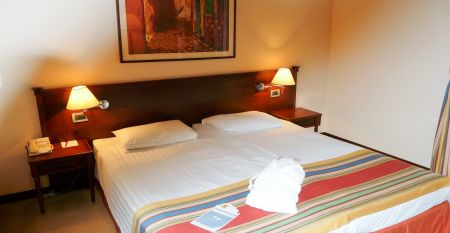 Außenansicht des eleganten Hotels Bristol in Opatija, mit kunstvoll verzierten Balkonen und klassischer Architektur
