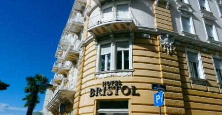 Außenansicht des eleganten Hotels Bristol in Opatija, mit kunstvoll verzierten Balkonen und klassischer Architektur