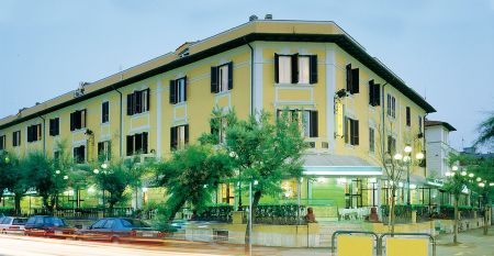 Außenansicht des Hotel des Bains mit klassischer Architektur und hellem, gelben Fassadendesign
