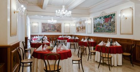 Außenansicht des Hotel des Bains mit klassischer Architektur und hellem, gelben Fassadendesign