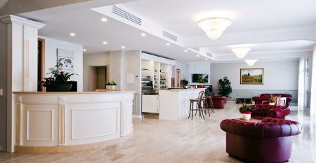 Außenansicht des Hotel des Bains mit klassischer Architektur und hellem, gelben Fassadendesign