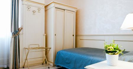 Außenansicht des Hotel des Bains mit klassischer Architektur und hellem, gelben Fassadendesign