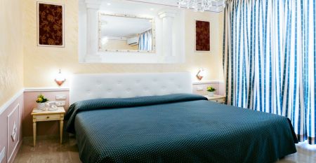 Außenansicht des Hotel des Bains mit klassischer Architektur und hellem, gelben Fassadendesign