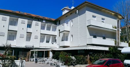 Außenansicht des Hotel Giulietta Romeo mit heller Fassade, Balkonen und gepflegtem Eingangsbereich