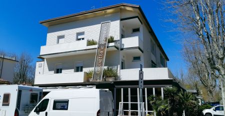 Außenansicht des Hotel Giulietta Romeo mit heller Fassade, Balkonen und gepflegtem Eingangsbereich