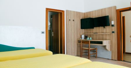 Außenansicht des Hotel Giulietta Romeo mit heller Fassade, Balkonen und gepflegtem Eingangsbereich