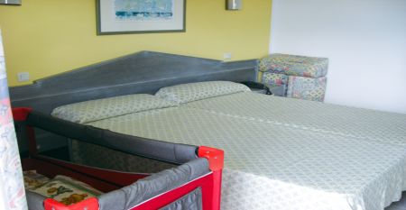Außenansicht des Hotels Janeiro mit mehrstöckigen Balkonen und gepflegten Pflanzen im Vordergrund.