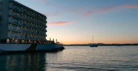 Außenansicht des Hotels Marques mit moderner weißer Fassade, Palmen und gepflegter Gartenanlage.