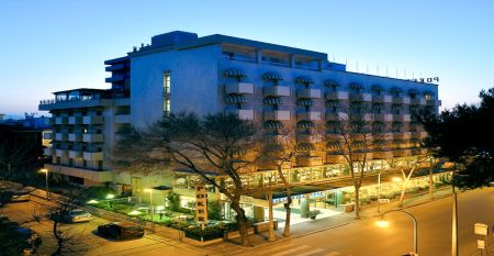 Außenansicht des Hotel Poker in Italien mit modernem Design und einladendem Eingang 