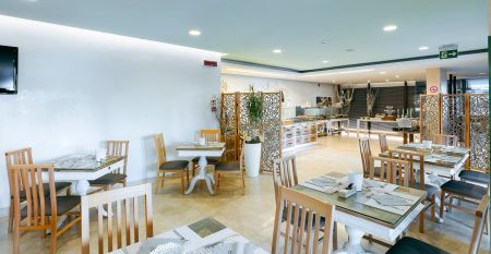 Außenansicht des Hotel Poker in Italien mit modernem Design und einladendem Eingang 