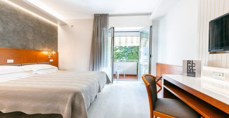 Außenansicht des Hotel Poker in Italien mit modernem Design und einladendem Eingang 