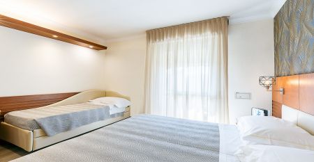Außenansicht des Hotel Poker in Italien mit modernem Design und einladendem Eingang 