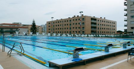 Hotel Sant Jordi Spa Resort mit moderner Architektur, Balkonverzierungen und einladender Außenbeschriftung.