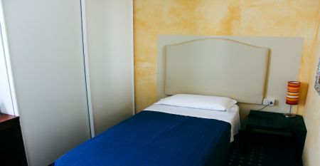 Außenansicht des Hotels Villa Maria mit Balkonen, gepflegtem Garten und mehreren Nationalflaggen vor dem Gebäude