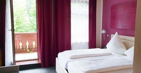 Schön angelegte Grünfläche vor dem Kastenauer Hof in Rosenheim, Bayern