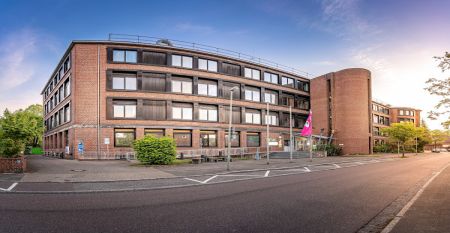 Außenansicht mit Straße und Gebäude des Hotels Kiek in! in Neumünster