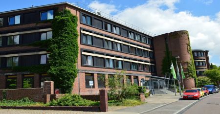 Außenansicht mit Straße und Gebäude des Hotels Kiek in! in Neumünster