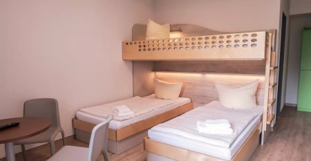 Außenansicht mit Straße und Gebäude des Hotels Kiek in! in Neumünster