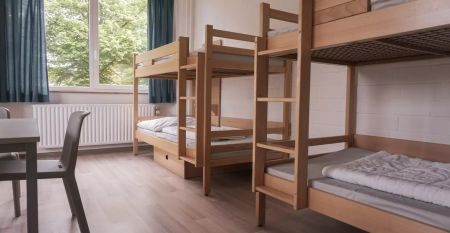 Außenansicht mit Straße und Gebäude des Hotels Kiek in! in Neumünster