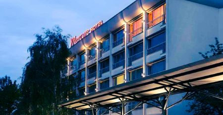 Aussenansicht des Mercure Hotels mit blumenüberwachsener Fassade in Riesa, Sachsen