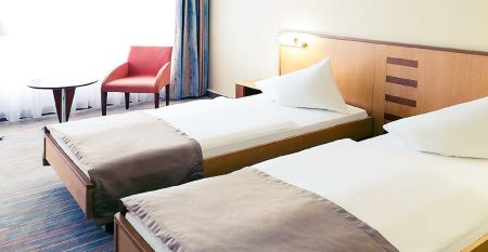Aussenansicht des Mercure Hotels mit blumenüberwachsener Fassade in Riesa, Sachsen